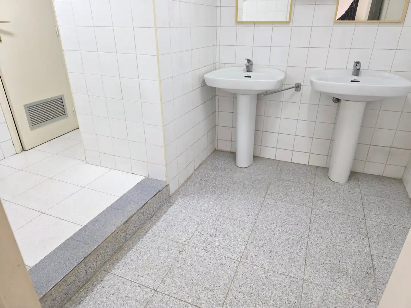 Badezimmer von Geschaftsraum zur Miete in Barcelona mit Klimaanlage