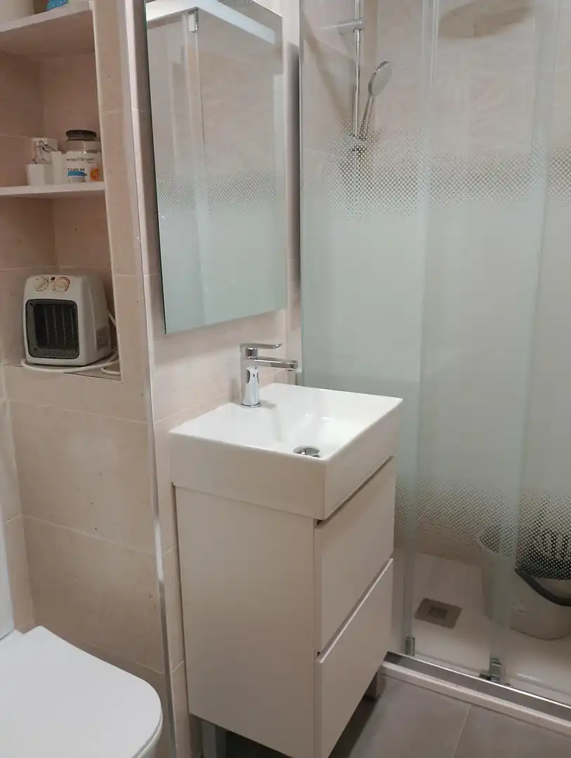 Bathroom of Flat for share in Valencia  with Heating, Furnished and Balcony