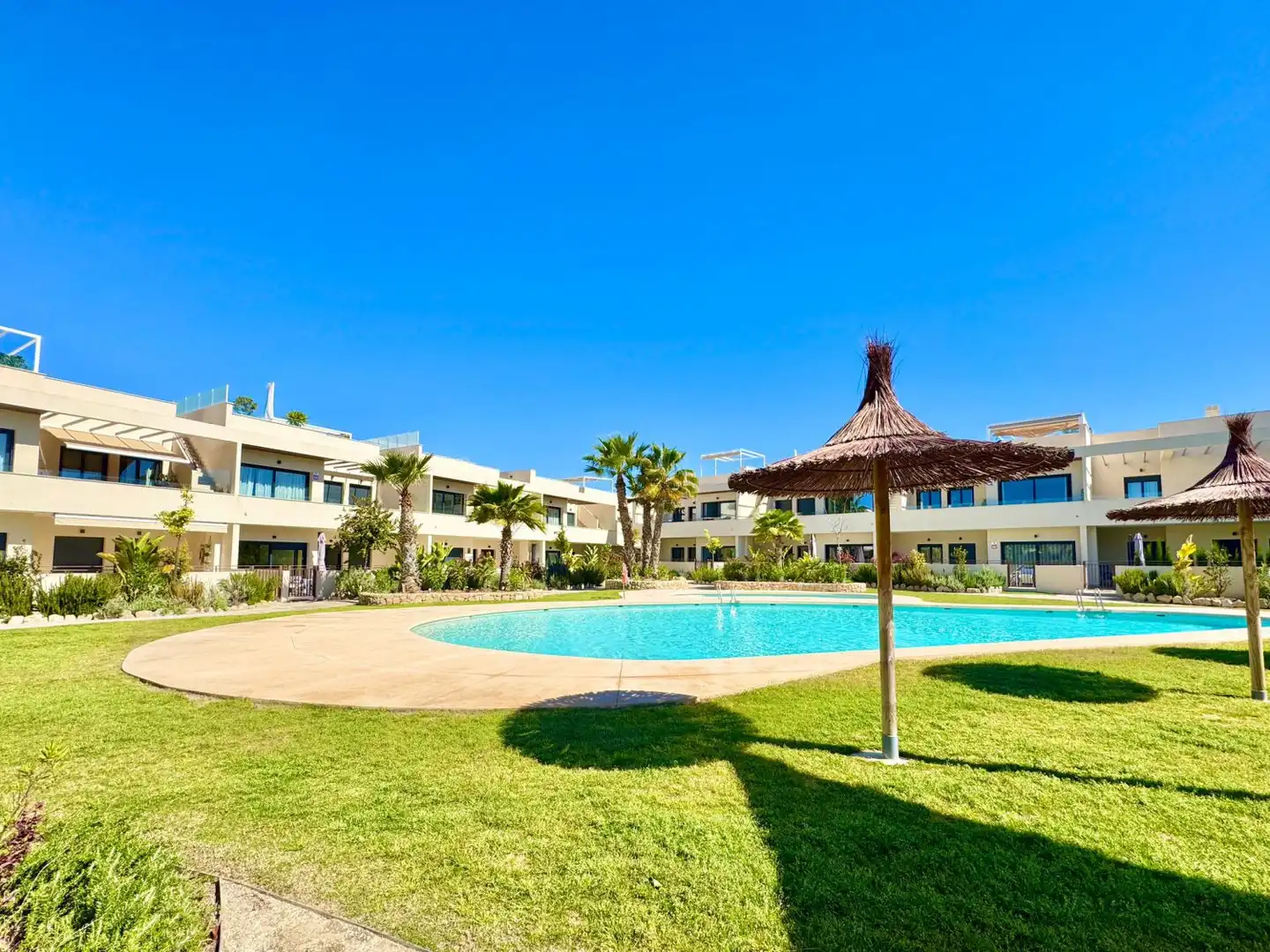Vista exterior de Planta baja en venta en Torrevieja con Terraza y Piscina comunitaria