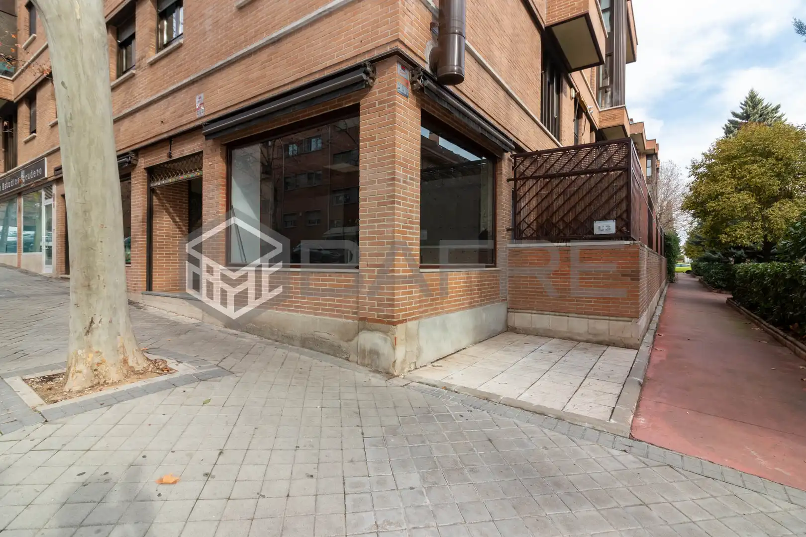 Vista exterior de Local en venda en Madrid