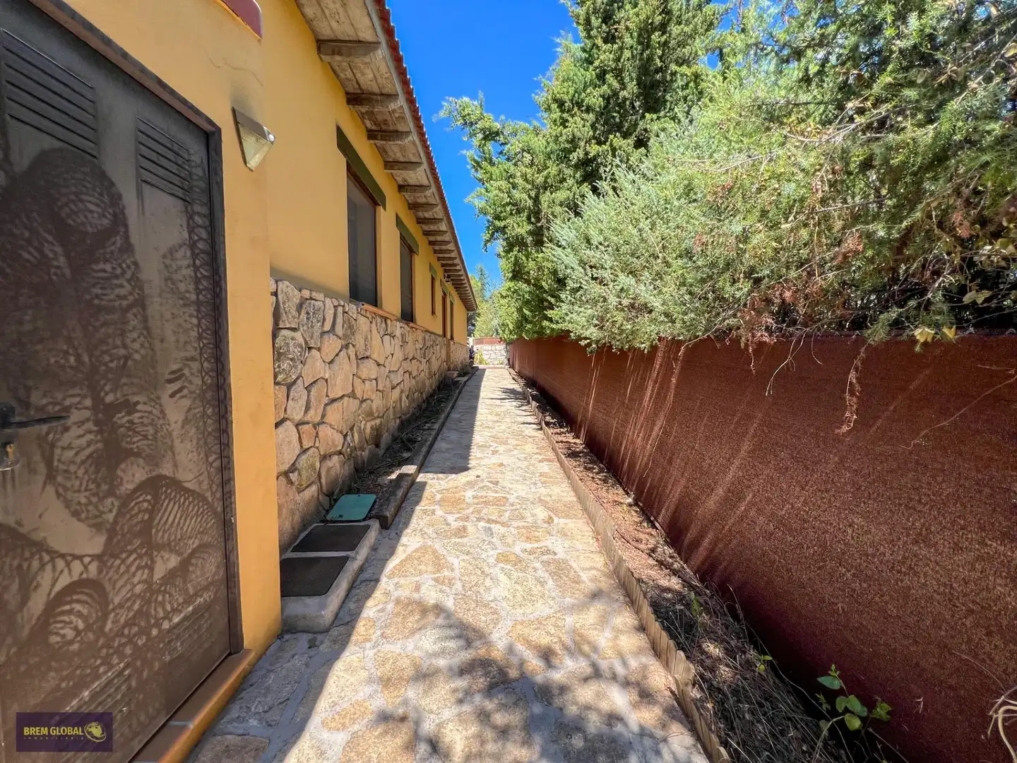 Vista exterior de Casa o xalet en venda en El Berrueco amb Calefacció, Jardí privat i Alarma