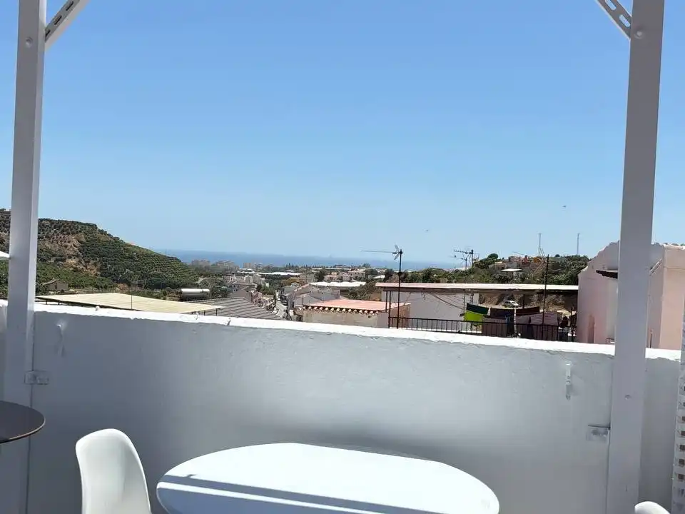 Vista exterior de Casa adosada en venda en Algarrobo amb Aire condicionat, Terrassa i Balcó