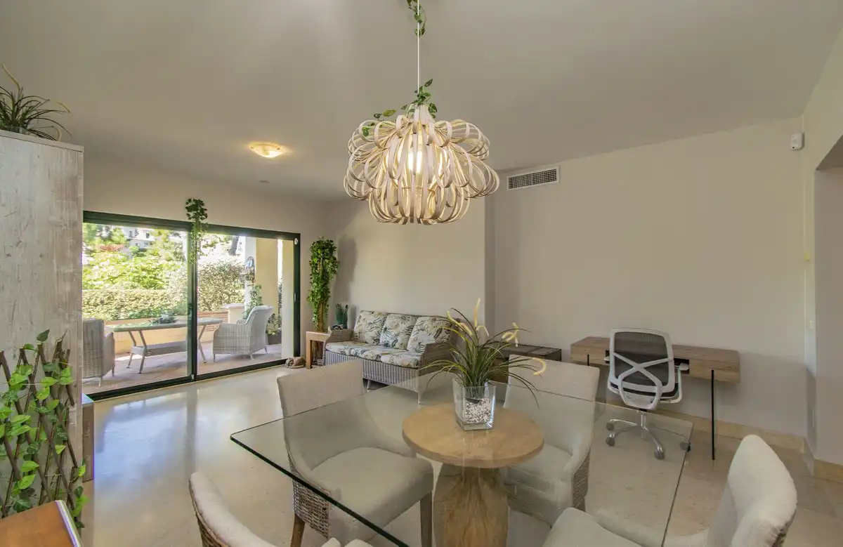 Menjador de Apartament en venda en Benahavís amb Aire condicionat, Jardí privat i Moblat
