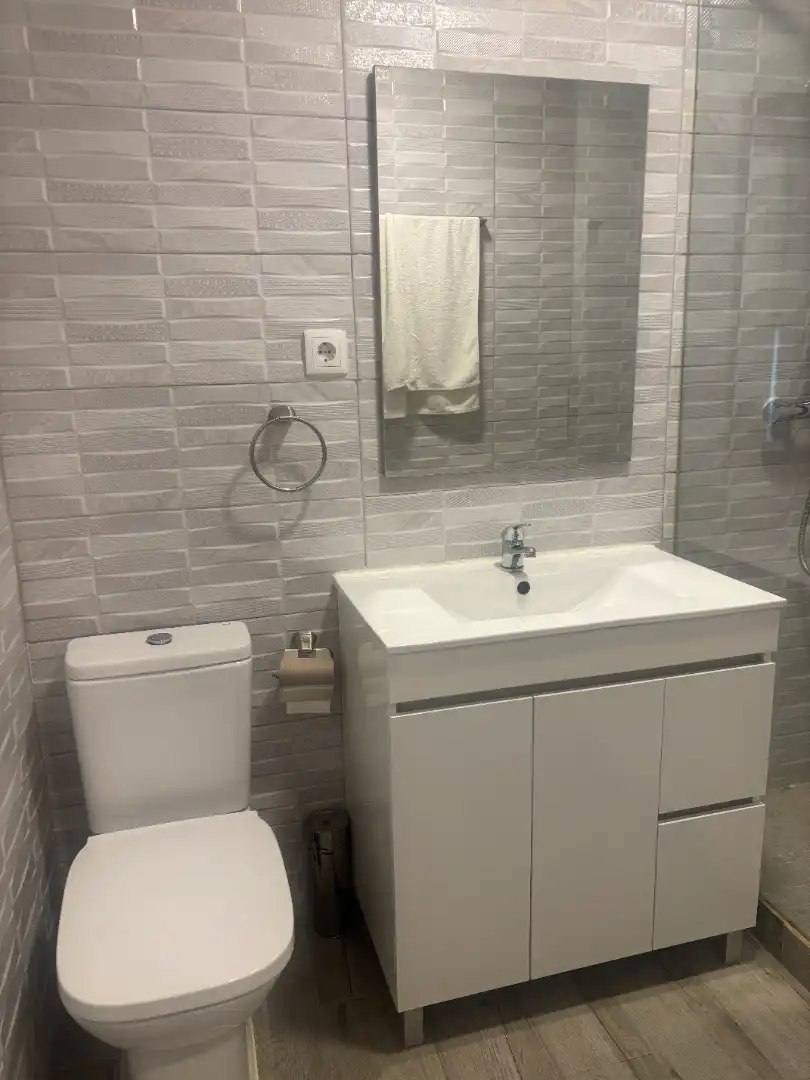 Bathroom of Flat for rent in Madrid  with Air Conditioner, Heating and Parquet flooring