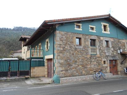 Außenansicht von Country house zum verkauf in Guriezo mit Terrasse