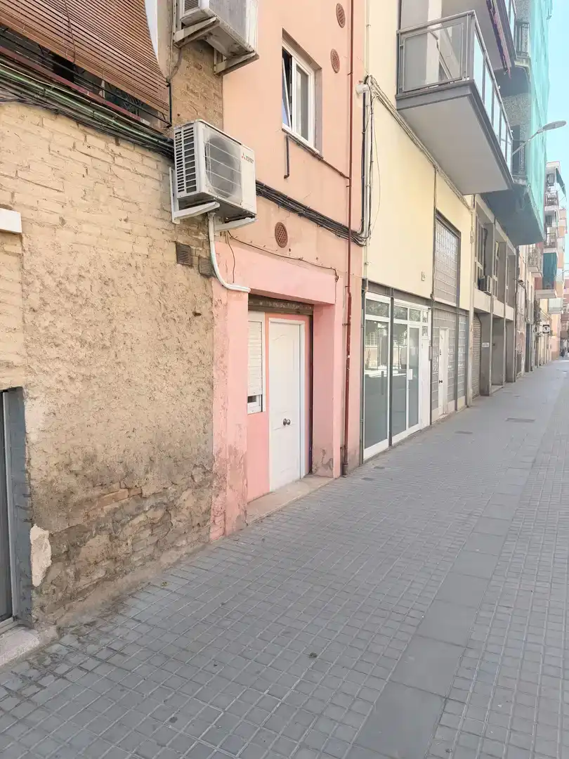 Exterior view of Study for sale in L'Hospitalet de Llobregat  with Air Conditioner and Storage room