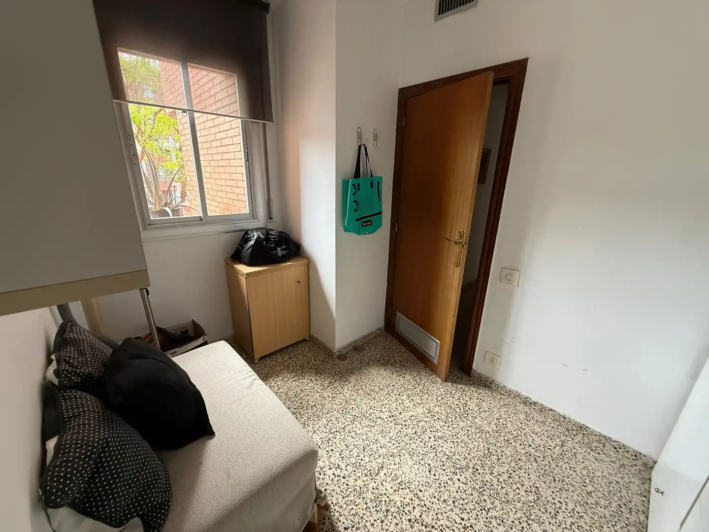 Dormitori de Pis en venda en Cornellà de Llobregat amb Balcó