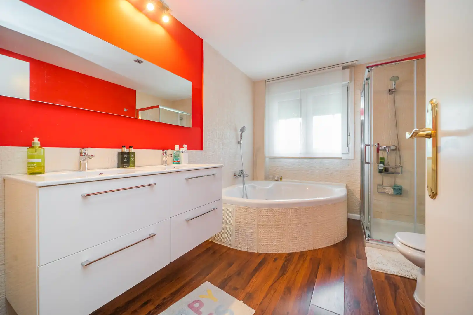 Baño de Casa adosada en venta en Las Rozas de Madrid con Aire acondicionado, Calefacción y Jardín privado
