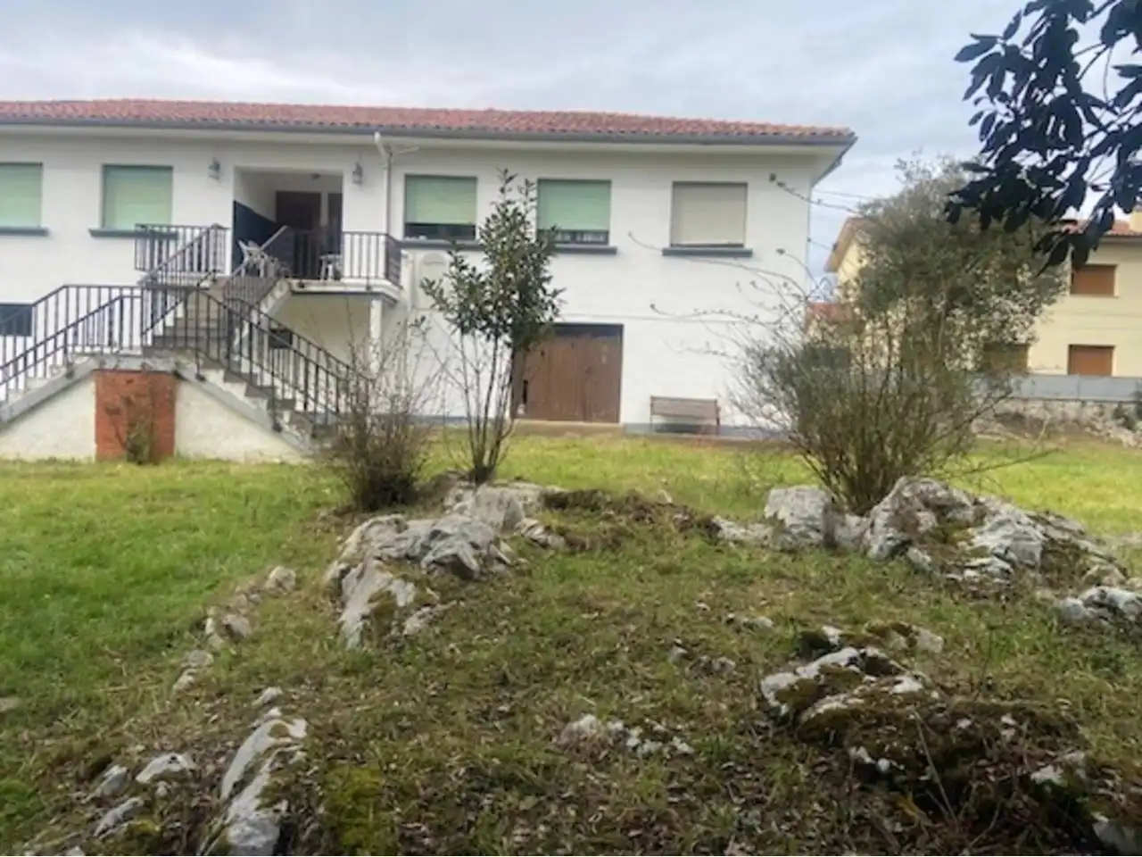 Vista exterior de Casa adosada en venda en Llanes amb Jardí privat i Terrassa