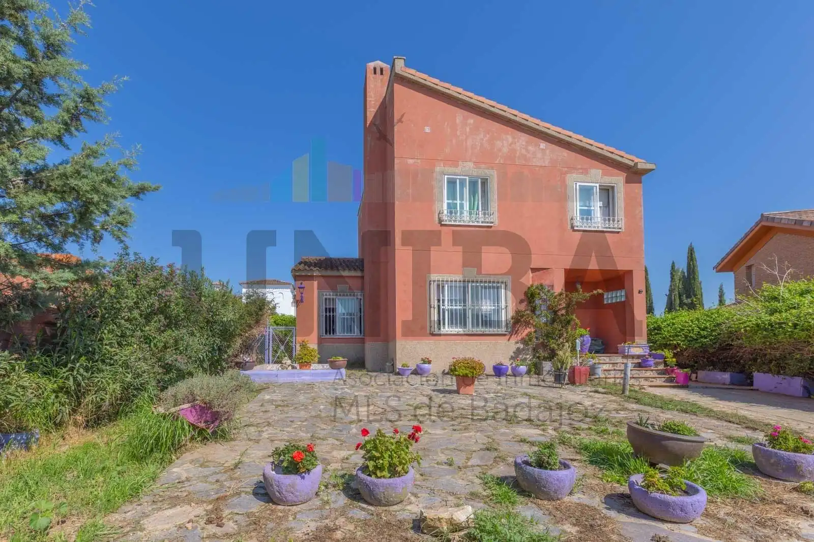 Vista exterior de Casa o xalet en venda en Badajoz amb Aire condicionat, Jardí privat i Traster