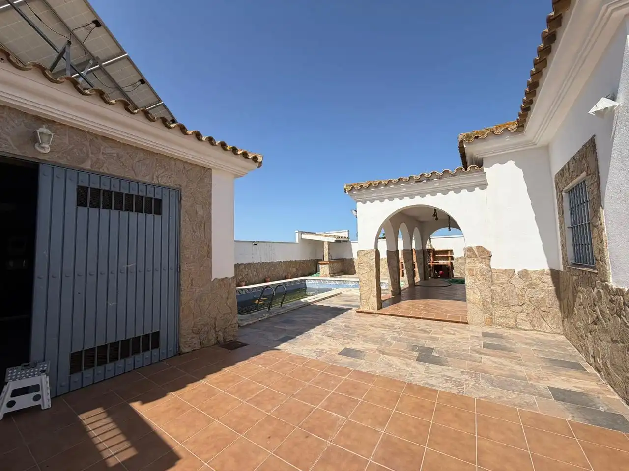 Vista exterior de Finca rústica en venta en Sanlúcar de Barrameda con Aire acondicionado, Trastero y Piscina