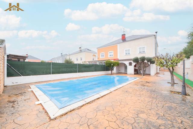 Casa adosada en Venta en Calle Yuncos en Ugena