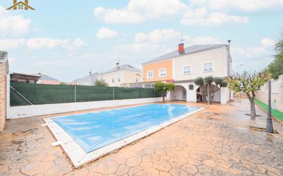 Piscina de Casa adosada en venda en Ugena amb Aire condicionat, Calefacció i Jardí privat