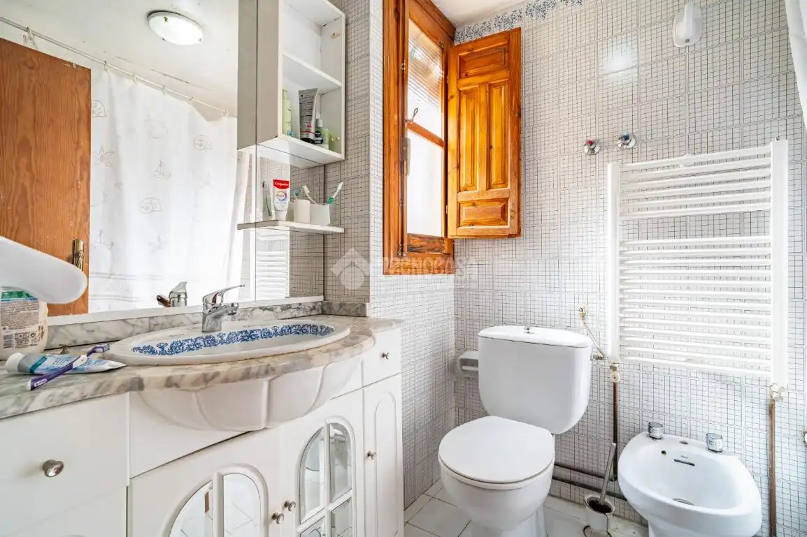 Baño de Casa adosada en venta en Granada con Aire acondicionado