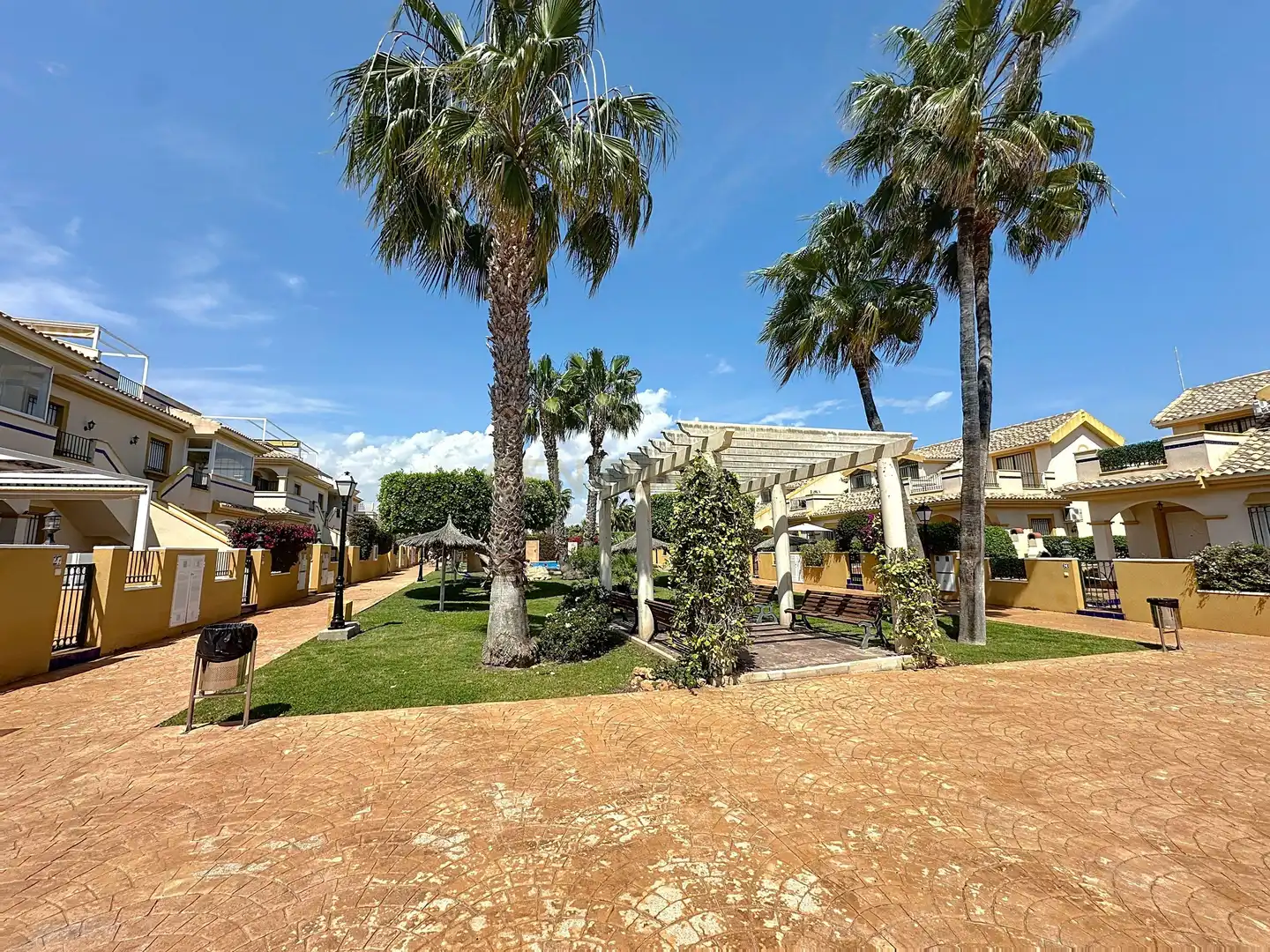 Vista exterior de Apartamento de alquiler en Orihuela con Aire acondicionado, Horno y Piscina comunitaria