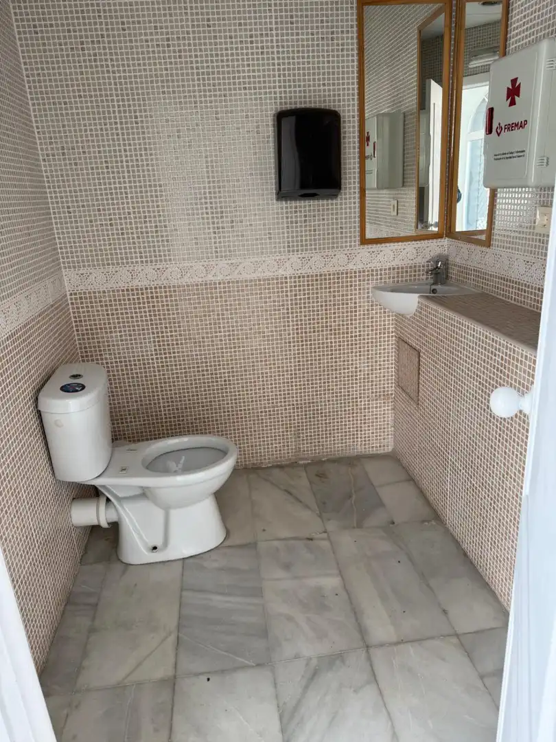 Bany de Local de lloguer en Dos Hermanas amb Aire condicionat