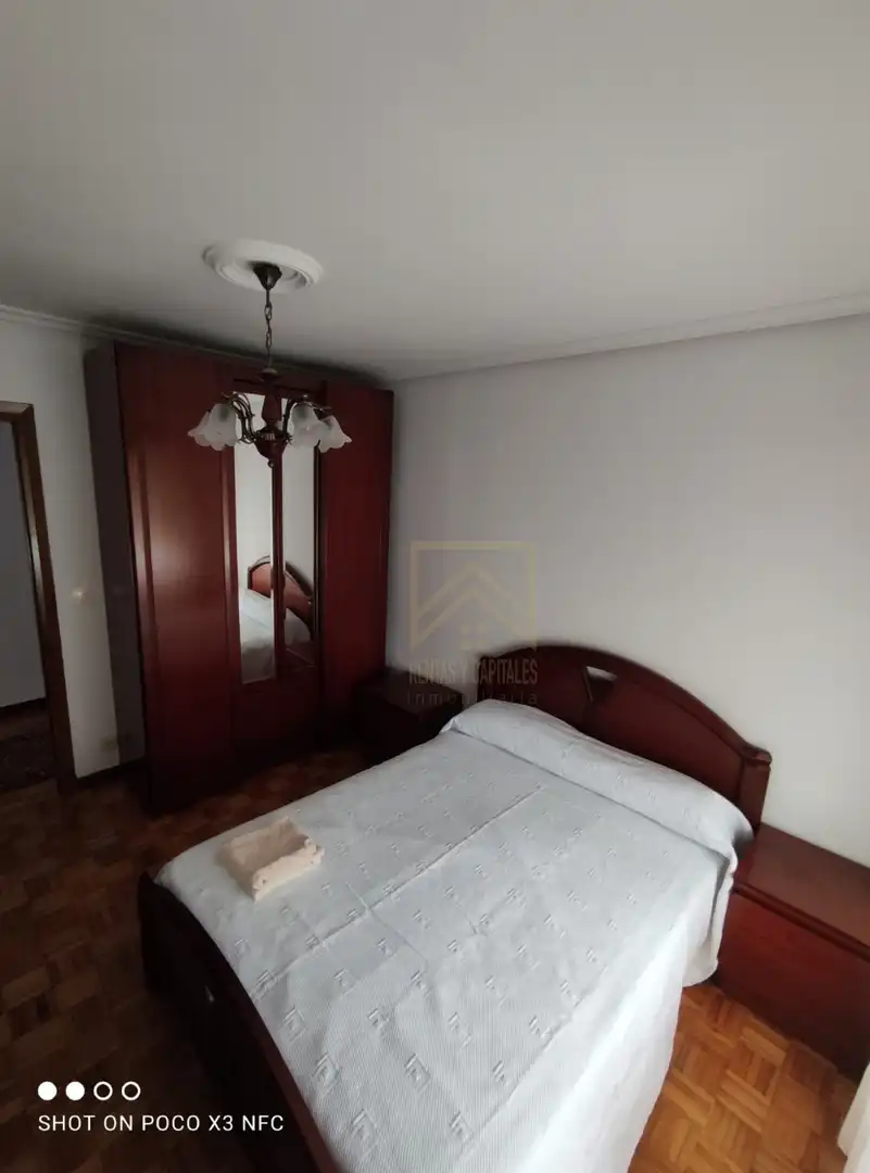 Dormitori de Pis de lloguer en Torrelavega  amb Calefacció, Jardí privat i Parquet