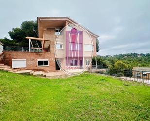 Vista exterior de Casa o xalet de lloguer en Castelldefels amb Calefacció, Jardí privat i Parquet