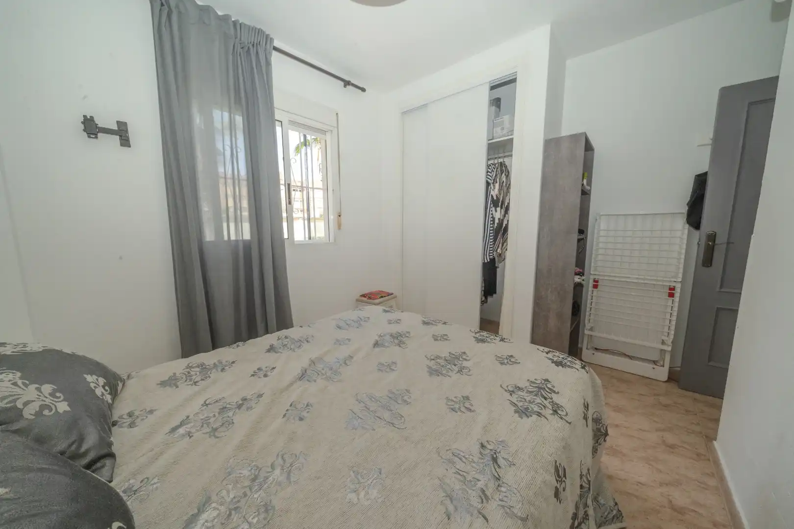 Habitación de Apartamento de alquiler en Torrevieja con Aire acondicionado, Terraza y Piscina