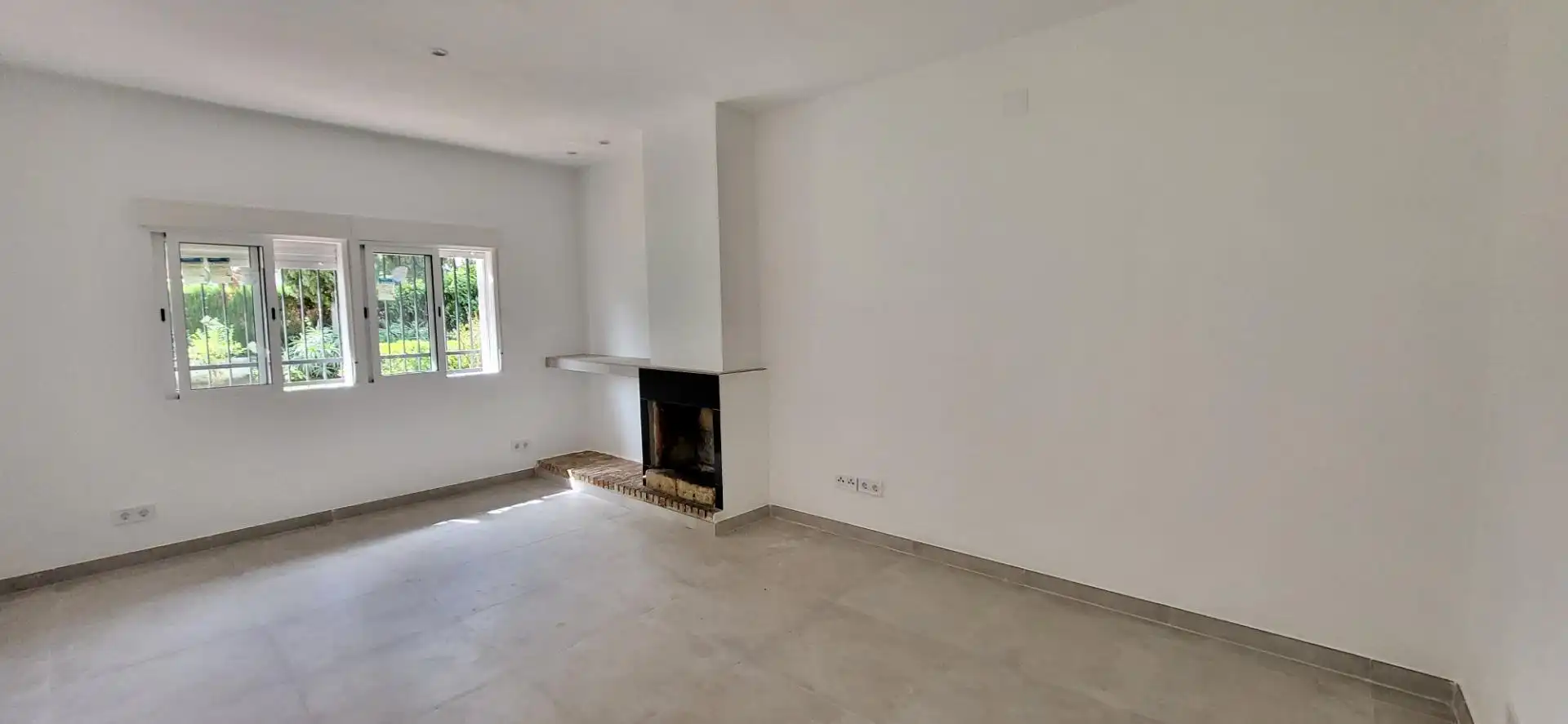 Sala de estar de Casa adosada en venta en Marbella con Piscina comunitaria