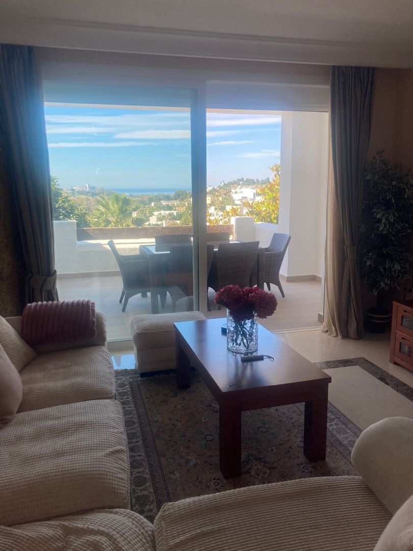 Sala d'estar de Apartament en venda en Benahavís amb Terrassa i Moblat
