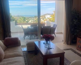Sala d'estar de Apartament en venda en Benahavís amb Terrassa i Moblat