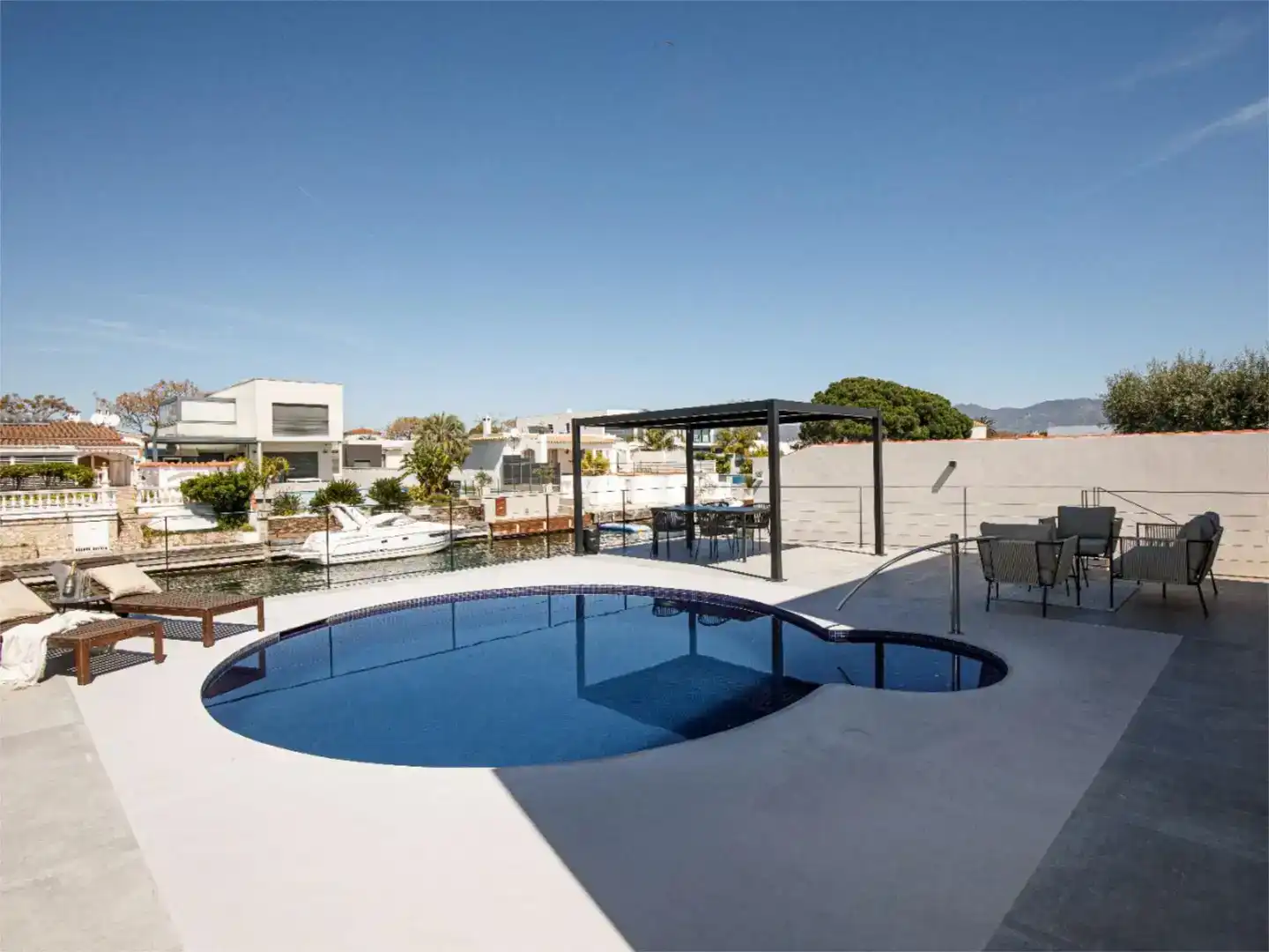 Swimming pool of Houses for sale in Empuriabrava  with Air Conditioner, Swimming Pool and Balcony