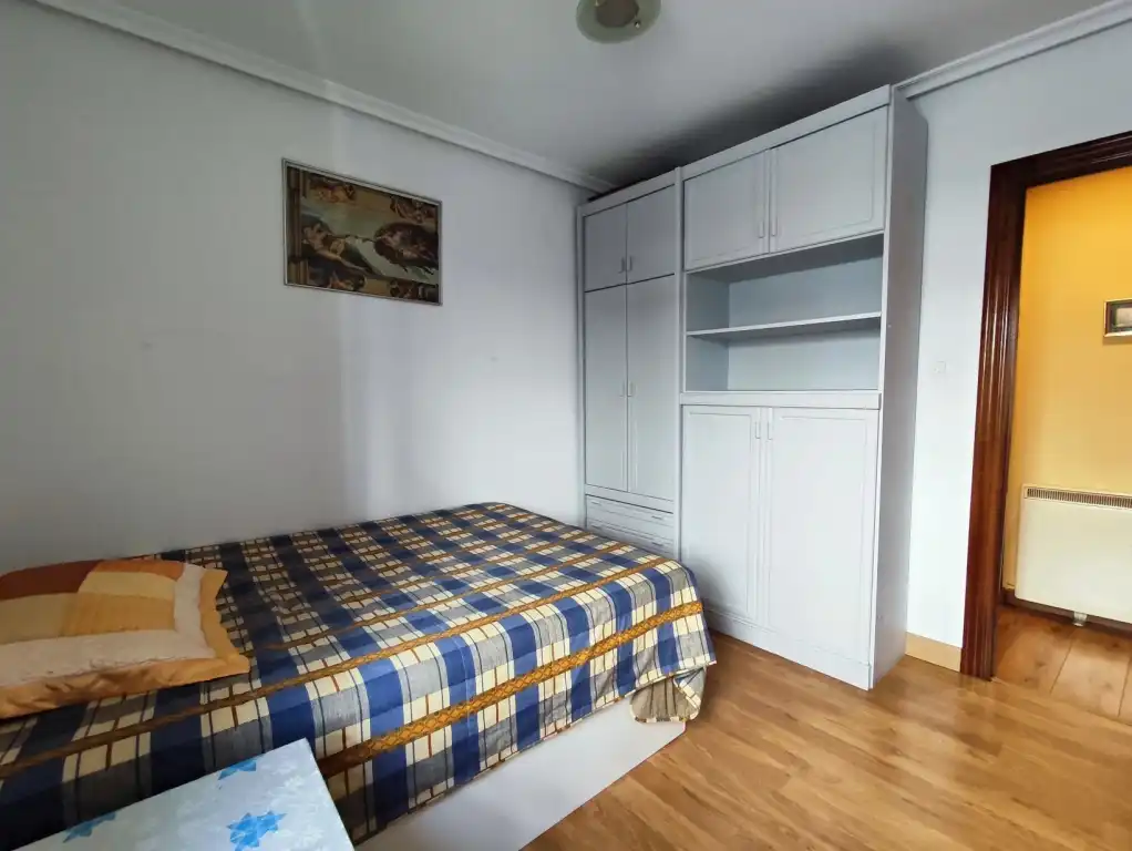 Habitación de Piso en venta en Gijón  con Calefacción, Parquet y Amueblado