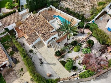 Chalet con piscina en venta en L'Albir