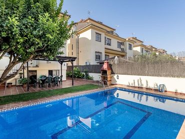 Casa aparellada amb piscina en venda a Calle CARLOS CANO (HI)