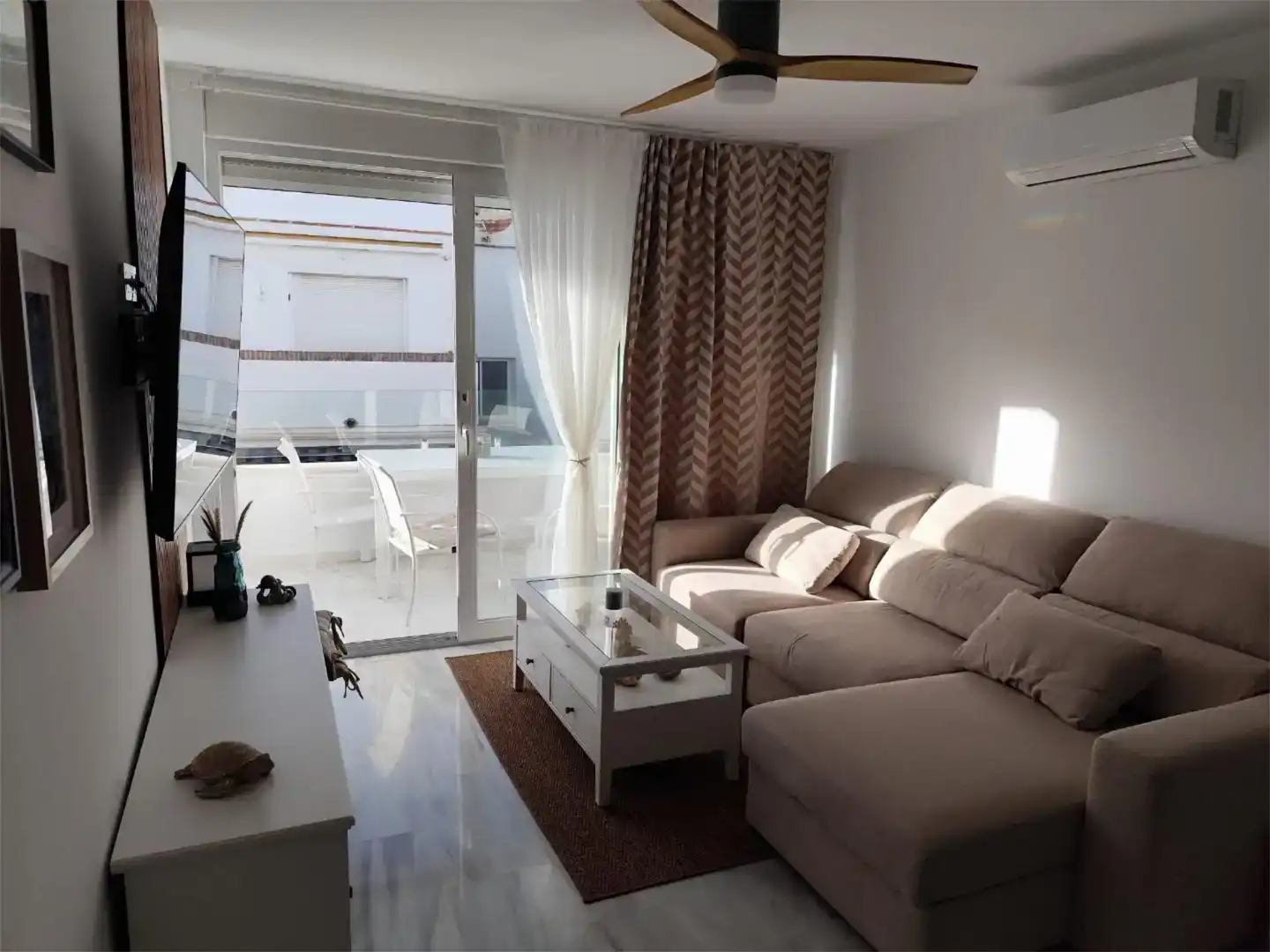 Sala d'estar de Dúplex de lloguer en Torrox amb Aire condicionat, Piscina i Moblat