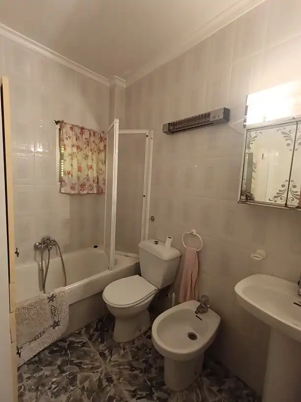 Bany de Casa o xalet en venda en Tobarra amb Aire condicionat, Terrassa i Moblat