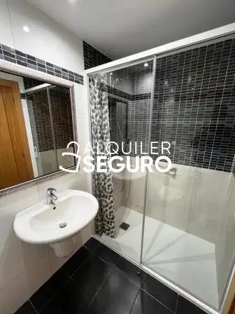 Baño de Piso de alquiler en Valladolid con Calefacción, Terraza y Trastero