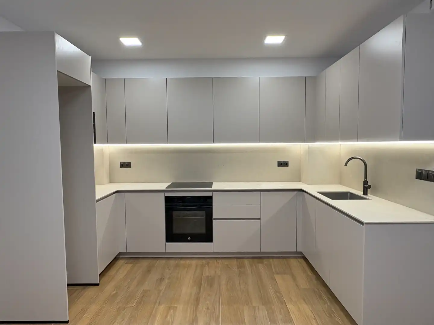 Cocina de Piso en venta en Vilanova i la Geltrú con Horno y Microondas