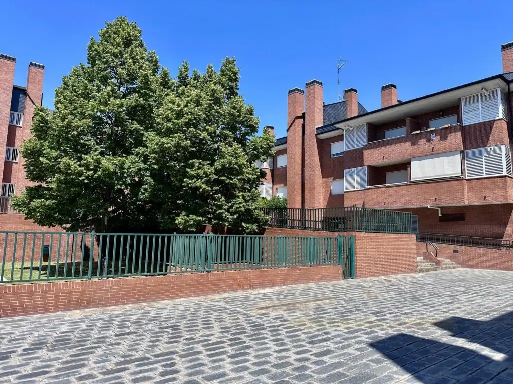 Vista exterior de Piso en venta en Las Rozas de Madrid