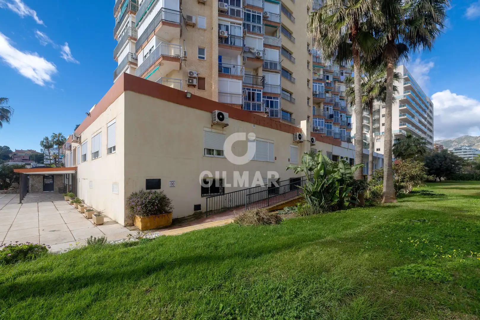 Vista exterior de Estudi en venda en Benalmádena amb Calefacció, Jardí privat i Piscina