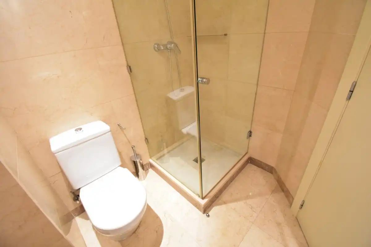 Badezimmer von Wohnung zur Miete in Barcelona mit Klimaanlage, Heizung und Privatgarten