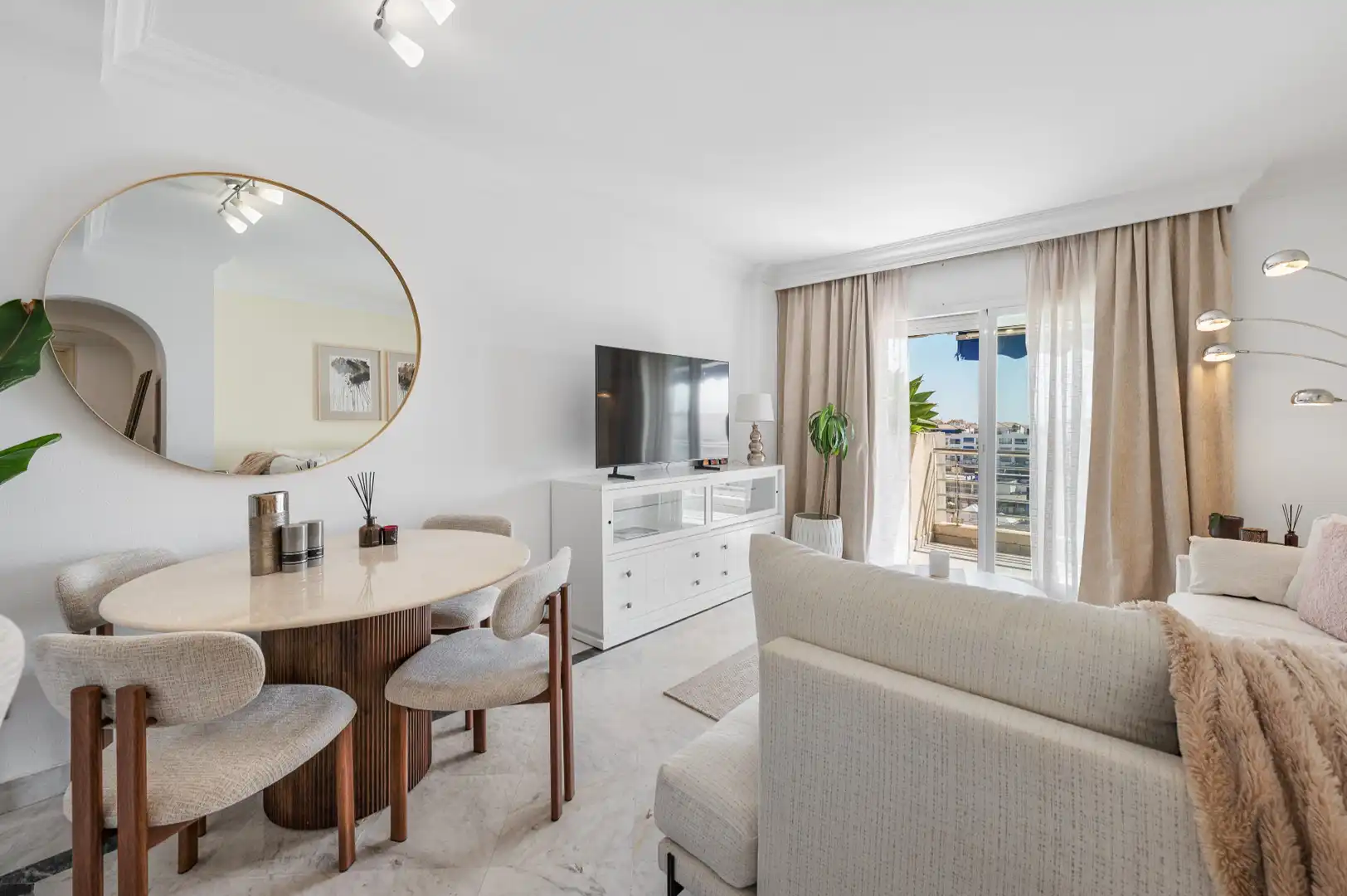Wohnzimmer von Wohnungen zum Verkauf in Marbella mit Klimaanlage, Terrasse und Möbliert