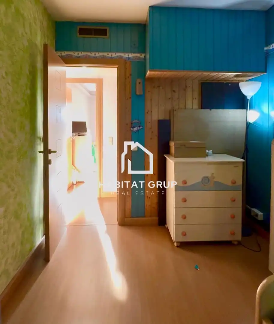 Schlafzimmer von Wohnung zum Verkauf in Salt mit Klimaanlage und Heizung