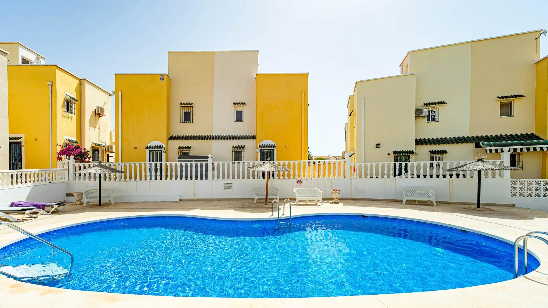 Piscina de Casa adosada en venta en Orihuela con Aire acondicionado, Calefacción y Jardín privado