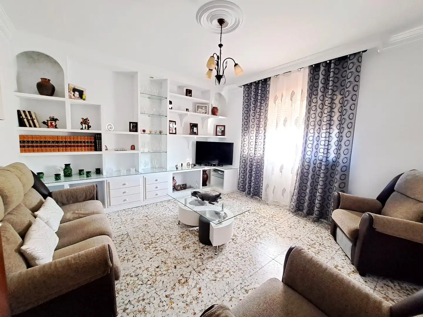 Sala d'estar de Casa adosada en venda en Fuente Vaqueros amb Terrassa i Moblat