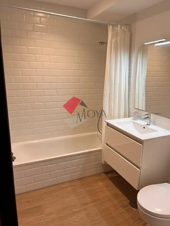 Bathroom of Apartments for rent in Vigo   with Heating and Furnished