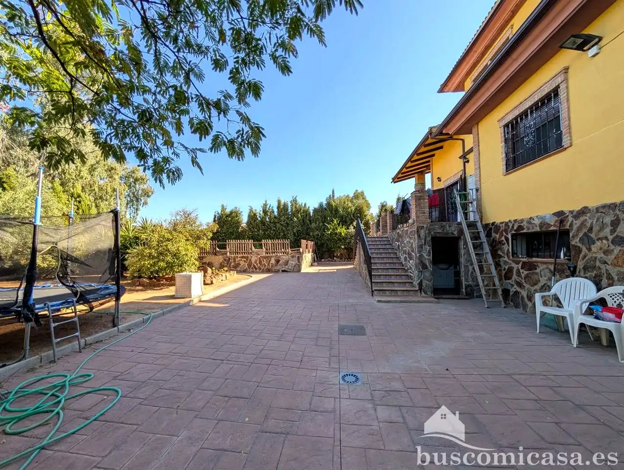 Vista exterior de Casa o xalet en venda en Linares amb Aire condicionat, Jardí privat i Terrassa