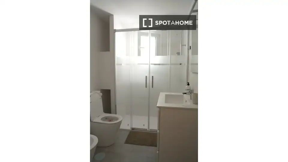 Bathroom of Apartments for share in Rincón de la Victoria  with Air Conditioner, Terrace and Furnished