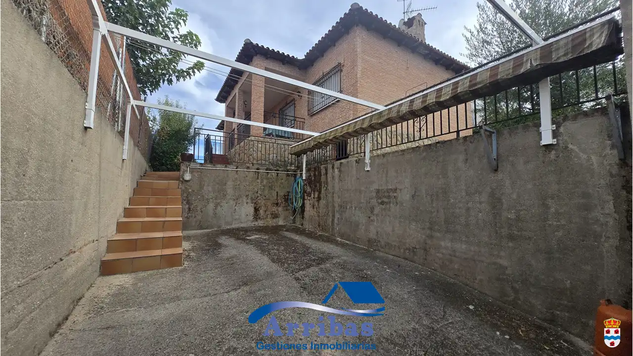 Vista exterior de Casa o chalet en venta en El Casar de Escalona con Calefacción, Jardín privado y Terraza