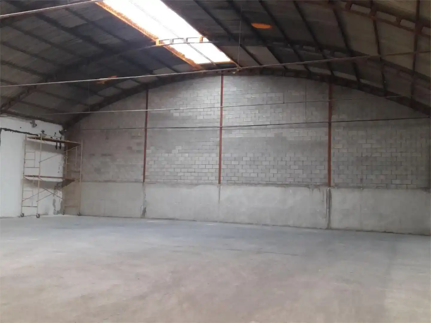 Nau industrial en venda en Cortes