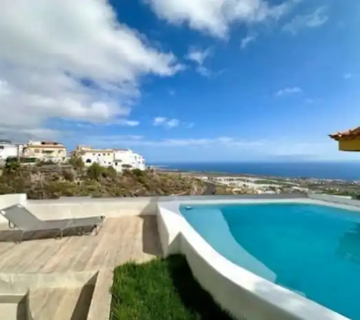Vista exterior de Casa o xalet en venda en Adeje amb Jardí privat, Terrassa i Piscina