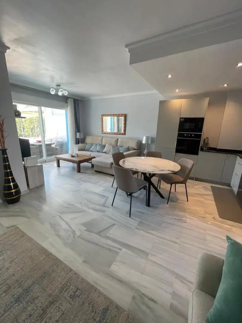 Sala d'estar de Casa adosada de lloguer en Marbella amb Aire condicionat, Jardí privat i Terrassa