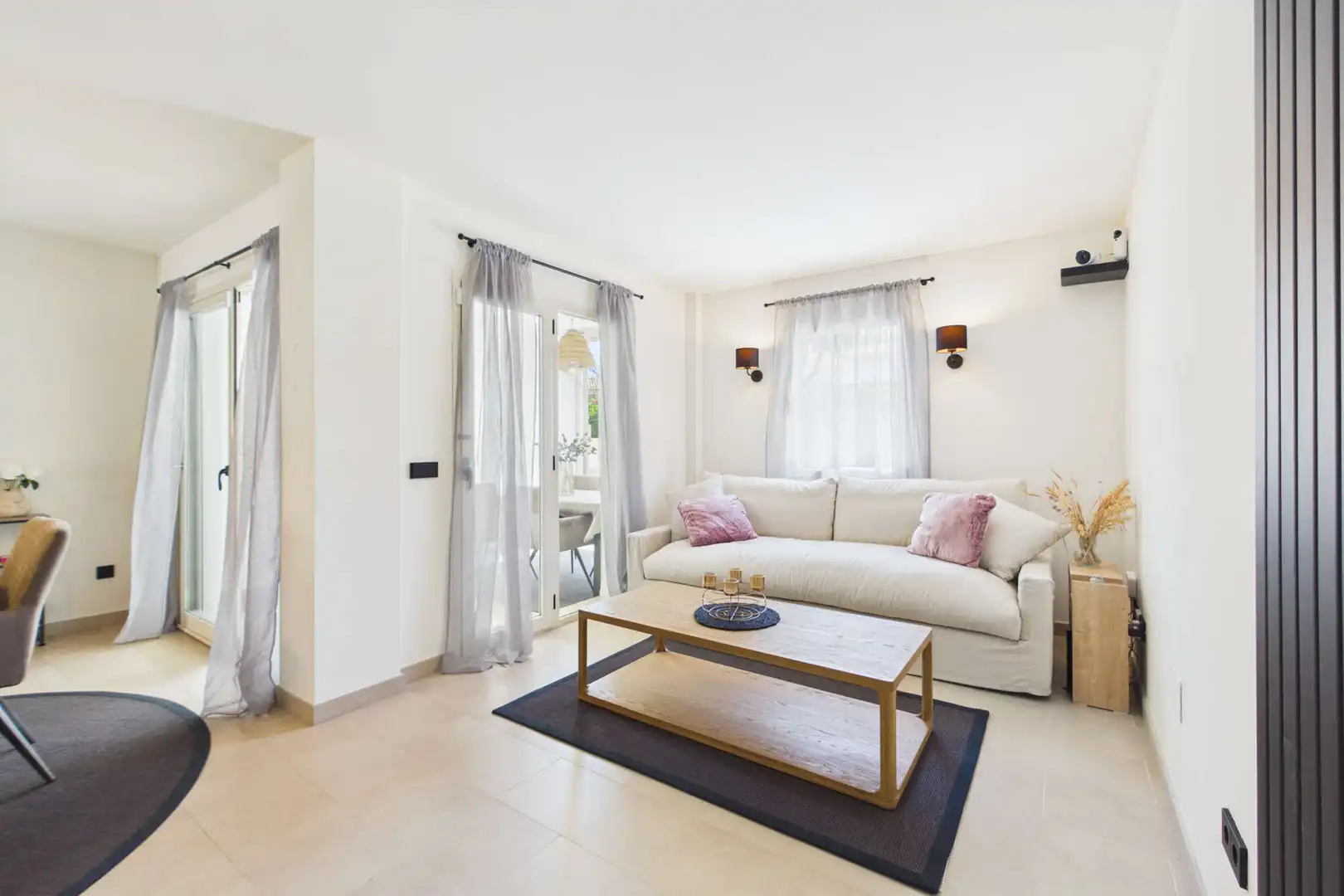 Sala d'estar de Casa adosada en venda en Capdepera amb Aire condicionat, Terrassa i Moblat