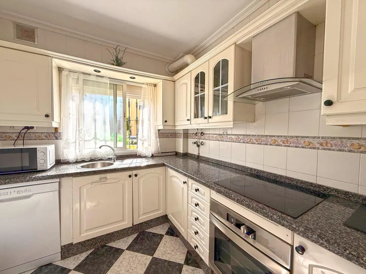 Cocina de Casa adosada en venta en Tomares con Jardín privado